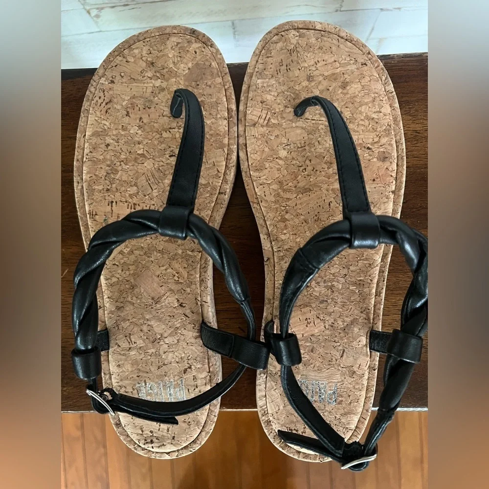 PAIGE dawn twisted strap sandal in black leather in size 7.5 NWOT